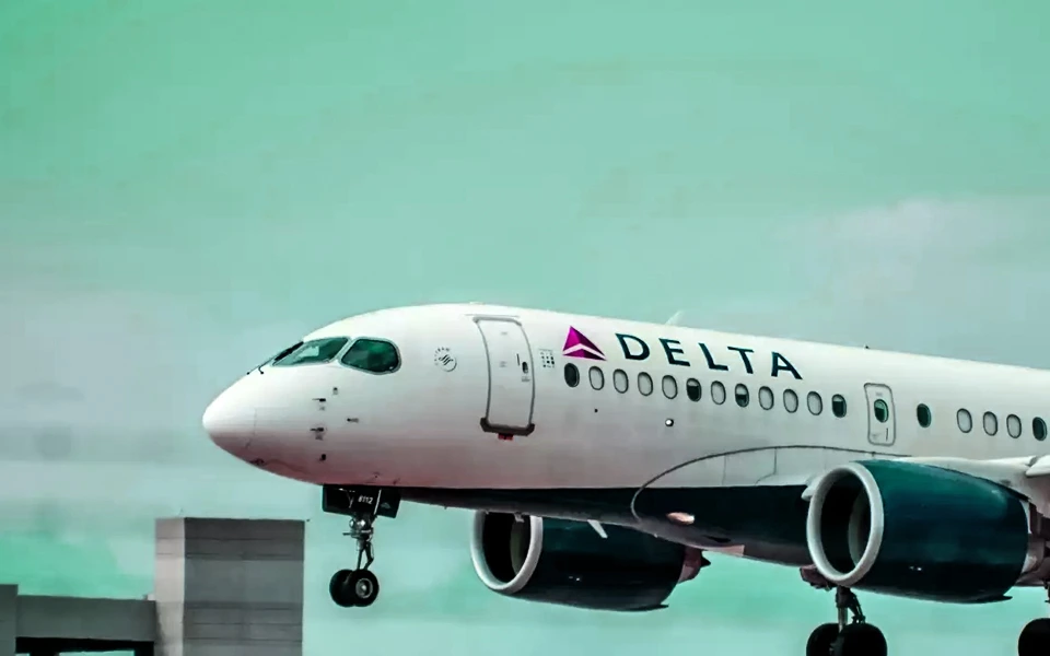 delta-flight-makes-emergency-landing-10-passengers-receive-medical-attention