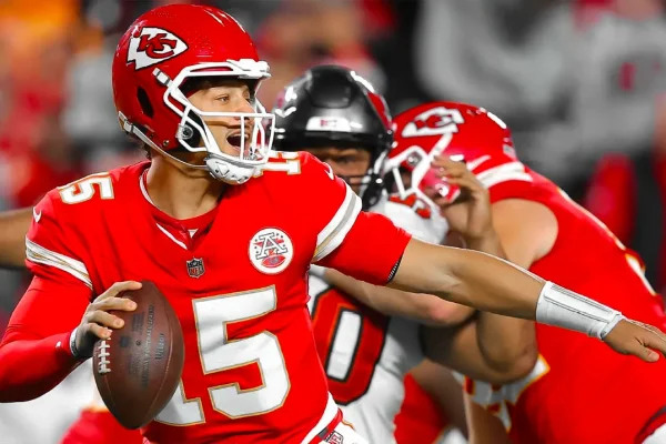 despite-the-rain-the-chiefs-overcome-patrick-mahomes-injury-scare-to-advance-to-an-undefeated-8-0-record