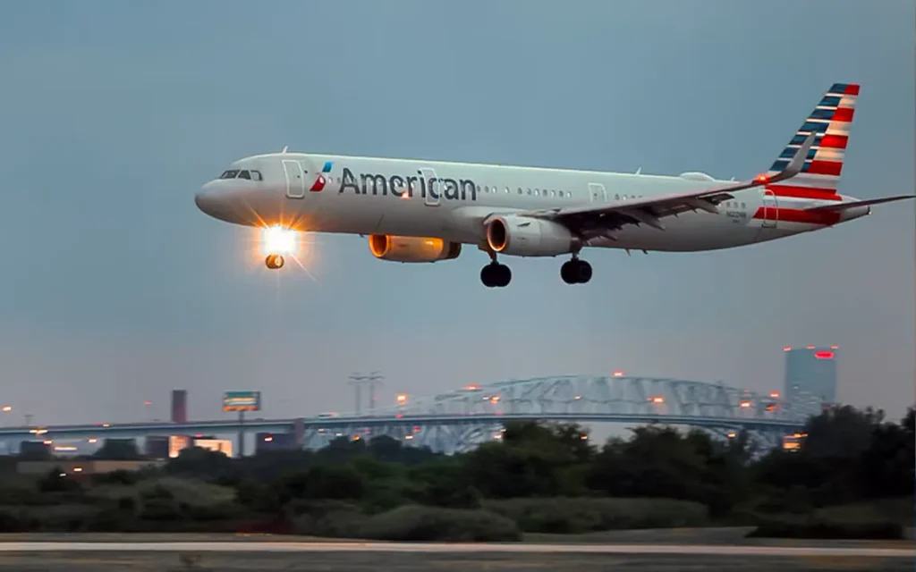 american-airlines-flight-strikes-parked-plane-at-philadelphia-airport-no-injuries-reported