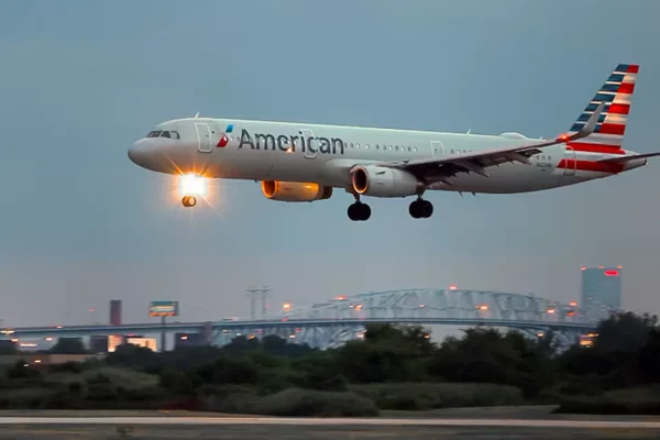 american-airlines-flight-strikes-parked-plane-at-philadelphia-airport-no-injuries-reported