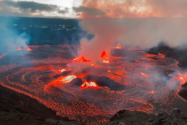 crowds-flock-to-witness-the-awe-inspiring-kilauea-eruption-in-hawaii