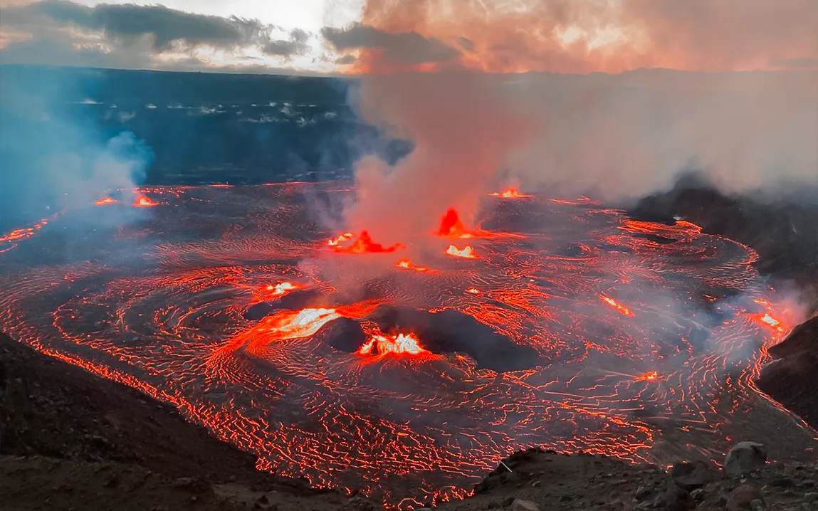 crowds-flock-to-witness-the-awe-inspiring-kilauea-eruption-in-hawaii