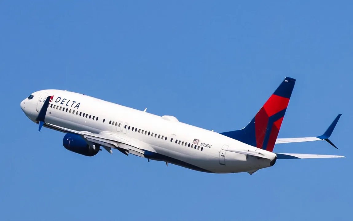 stowaway-sneaks-onto-delta-flight-from-nyc-to-paris-survives-7-hour-flight-without-a-boarding