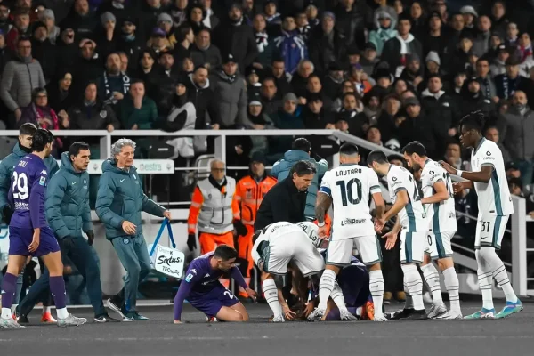 the-serie-a-match-was-abandoned-after-a-fiorentina-player-collapsed-on-the-field