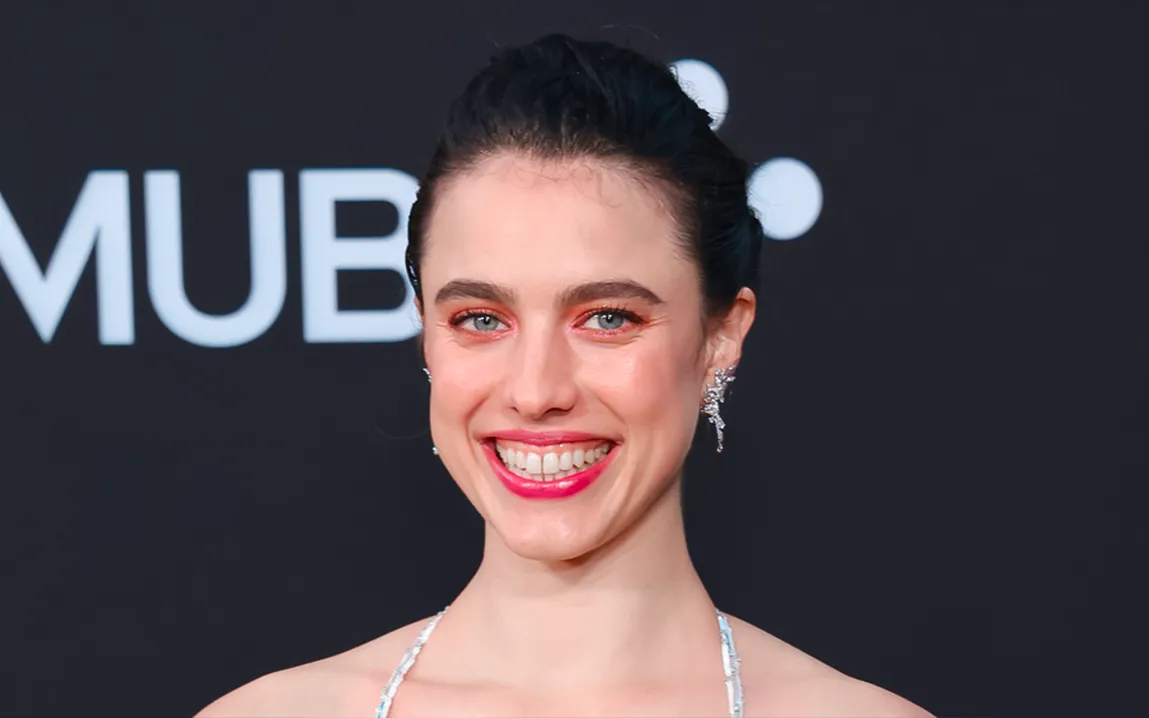 margaret-qualley-smashes-golden-globes-carpet-with-dad-chat-happy-gilmore-2-cameo