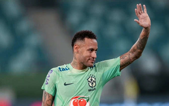 the-stadium-froze-when-neymar-appeared-on-the-pitch-for-santos-following-his-clubs-return-in-his-first-match